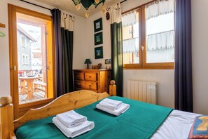 4 bedrooms, travel cot, Internet, bed sheets