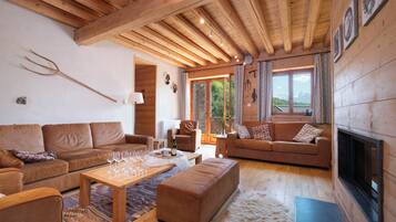 TV, fireplace, stereo