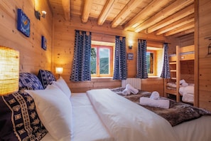 4 quartos, ferros/tábuas de passar roupa, berço de viagem