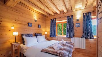 4 bedrooms, iron/ironing board, travel cot, Internet