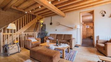TV, fireplace, stereo