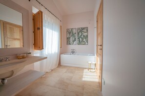Douche, sèche-cheveux, serviettes fournies
