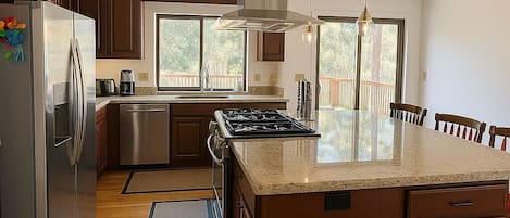 Full-sized fridge, microwave, oven, stovetop