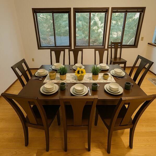 Dining - Beautiful House with Yard in Bellevue (Bellevue)