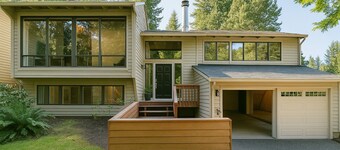 Beautiful House with Yard in Bellevue