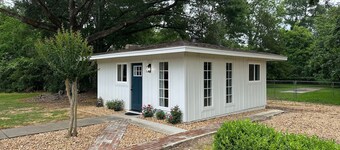 Cozy Studio Cottage in Summit - near hospital, shopping, restaurants and more