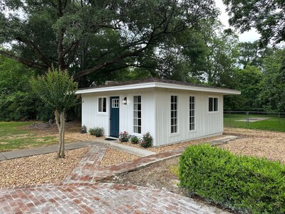 Cozy Studio Cottage in Summit - near hospital, shopping, restaurants and more