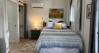 Cozy Studio Cottage in Summit - near hospital, shopping, restaurants and more