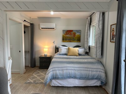 Cozy Studio Cottage in Summit - near hospital, shopping, restaurants and more