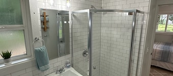 Cozy Studio Cottage in Summit - near hospital, shopping, restaurants and more