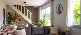 House 9 minutes from Disneyland by car and 20 minutes by bus.
