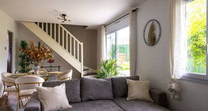 House 9 minutes from Disneyland by car and 20 minutes by bus.