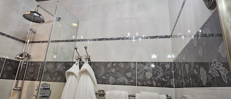 Séchoir à cheveux, serviettes fournies