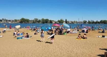 Charming 3BR Getaway | A/C | 15m to YYC/Hwy