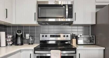 Cozy 3BD Home | Close to YYC Airport & DT, A/C