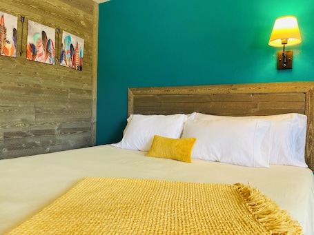 Sistema de insonorización, cunas gratuitas, wifi gratis y ropa de cama . Historic Mora Inn and RV Park