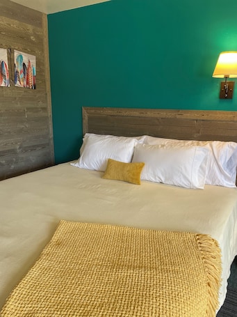 Deluxe Single Room | Soundproofing, free cribs/infant beds, free WiFi, bed sheets