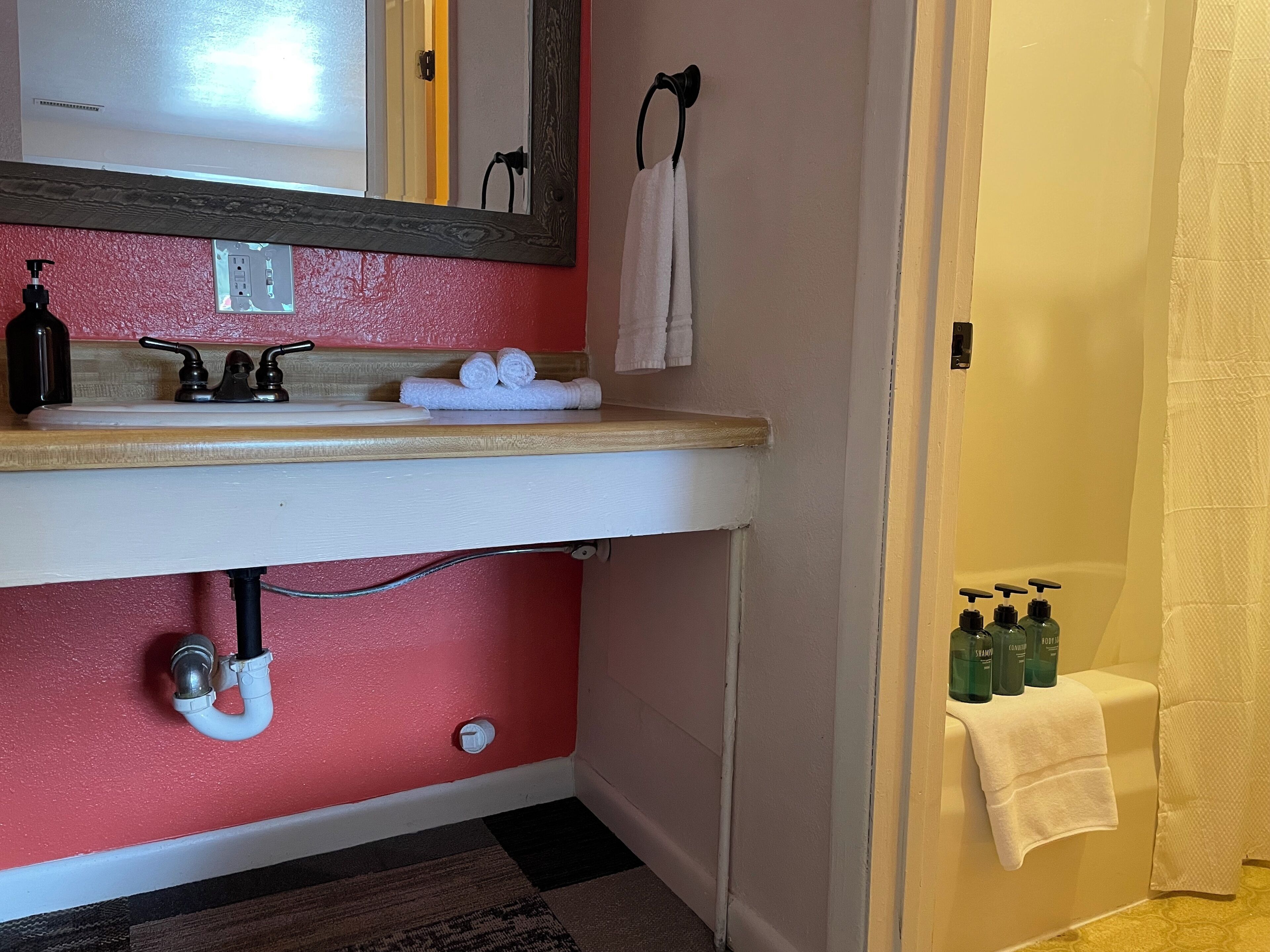 Deluxe-Einzelzimmer | Badezimmer | Handtücher, Seife, Shampoo, Toilettenpapier
