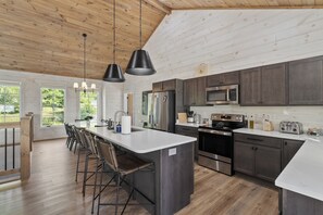 Fridge, oven, stovetop, coffee/tea maker