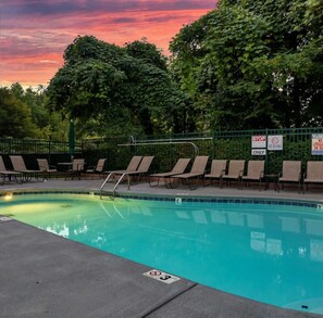 Utendørsbasseng og et oppvarmet basseng