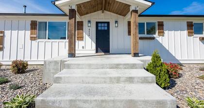 Charming 4 Bed 3.5 Bath Ranch Style Rental on 1 acre - 2.5 miles to Freeway