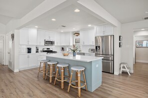 Fridge, microwave, oven, stovetop - Casa Del Sol - Beautiful home in Key Allegro (Rockport)