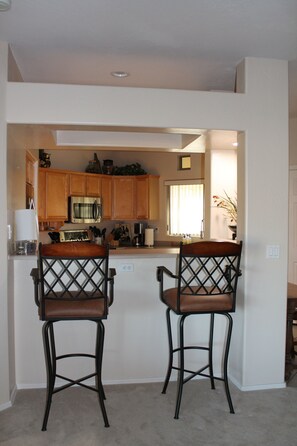 Fridge, microwave, oven, stovetop - Charming 3-bedroom condo with WiFi, AC in wonderful Scottsdale (Scottsdale)