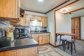 Fridge, microwave, stovetop, coffee/tea maker - 0.5 MI to Kewaunee River: Boat, Fish, Kayak! (Kewaunee)