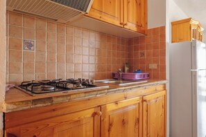 Kühlschrank, Herdplatte, Wasserkocher mit Kaffee-/Teezubehör