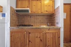 Réfrigérateur, plaque de cuisson, cafetière/bouilloire
