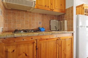 Réfrigérateur, plaque de cuisson, cafetière/bouilloire