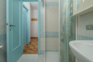 淋浴设施、毛巾