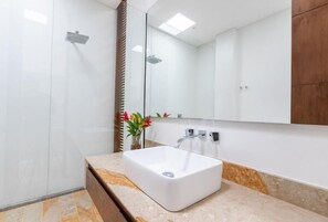 Huis, uitzicht op tuin | Badkamer