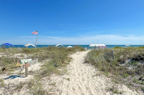 Quiet Beach Retreat in Fort Morgan, Steps to the Sand, Dog Friendly with No Fee!