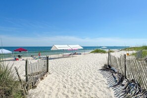 In Strandnähe, Liegestühle, Strandtücher