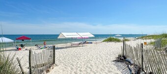 Charming 2-bedroom house in peaceful Fort Morgan, just steps to the beach!