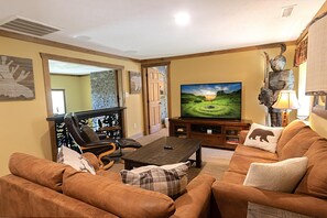 Smart TV, fireplace, table football - Edelweiss Haus: Elegant winter retreat with a private hot tub sanctuary. (Snowshoe)