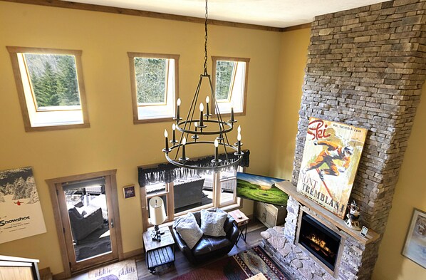 Smart TV, fireplace, table football - Edelweiss Haus: Elegant winter retreat with a private hot tub sanctuary. (Snowshoe)