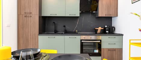 Fridge, oven, stovetop, dishwasher