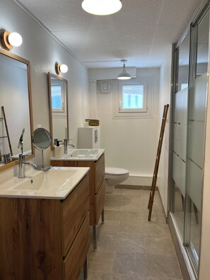 Douche, séchoir à cheveux, serviettes fournies, savon