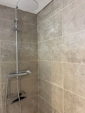 Douche, sèche-cheveux, serviettes fournies, savon