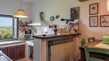 Fridge, oven, stovetop, coffee/tea maker
