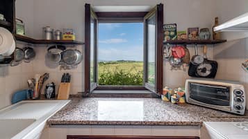 Frigorifero, forno, piano cottura, macchina per tè/caffè