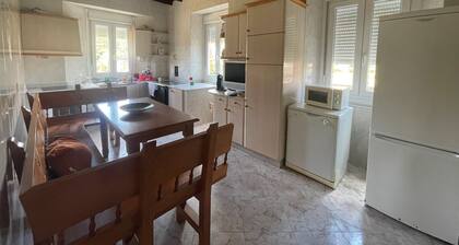Casa de vacaciones 'Adelina' con vistas a la montaña, jardín privado y balcón
