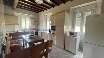 Kylskåp, mikrovågsugn, ugn och spishäll