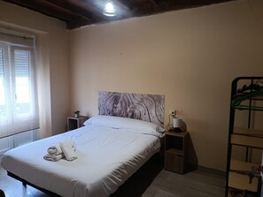 6 室のベッドルーム、アイロン / アイロン台、ベッドシーツ