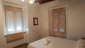 6 soverom, strykejern/-brett og sengetøy