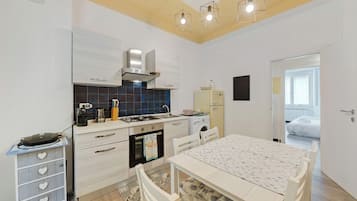 Réfrigérateur, four, plaque de cuisson, cafetiÚre/bouilloire