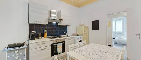 Réfrigérateur, four, plaque de cuisson, cafetière/bouilloire