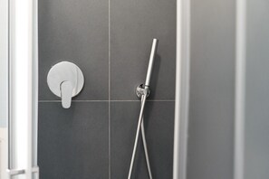 Douche, sĂšche-cheveux, serviettes fournies